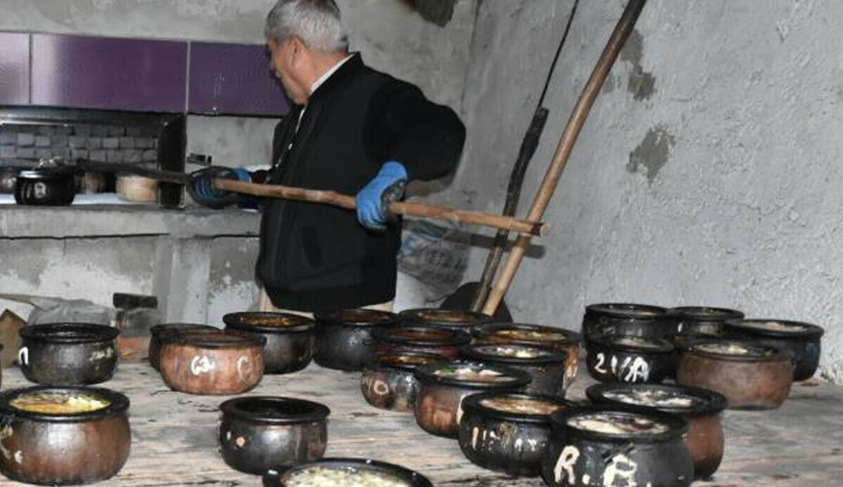 Yüzyıllardır devam eden gelenek! Yemek için kuyruğa giriyorlar: Saatlerce pişiyor, hazır olunca davul zurna çalınıyor