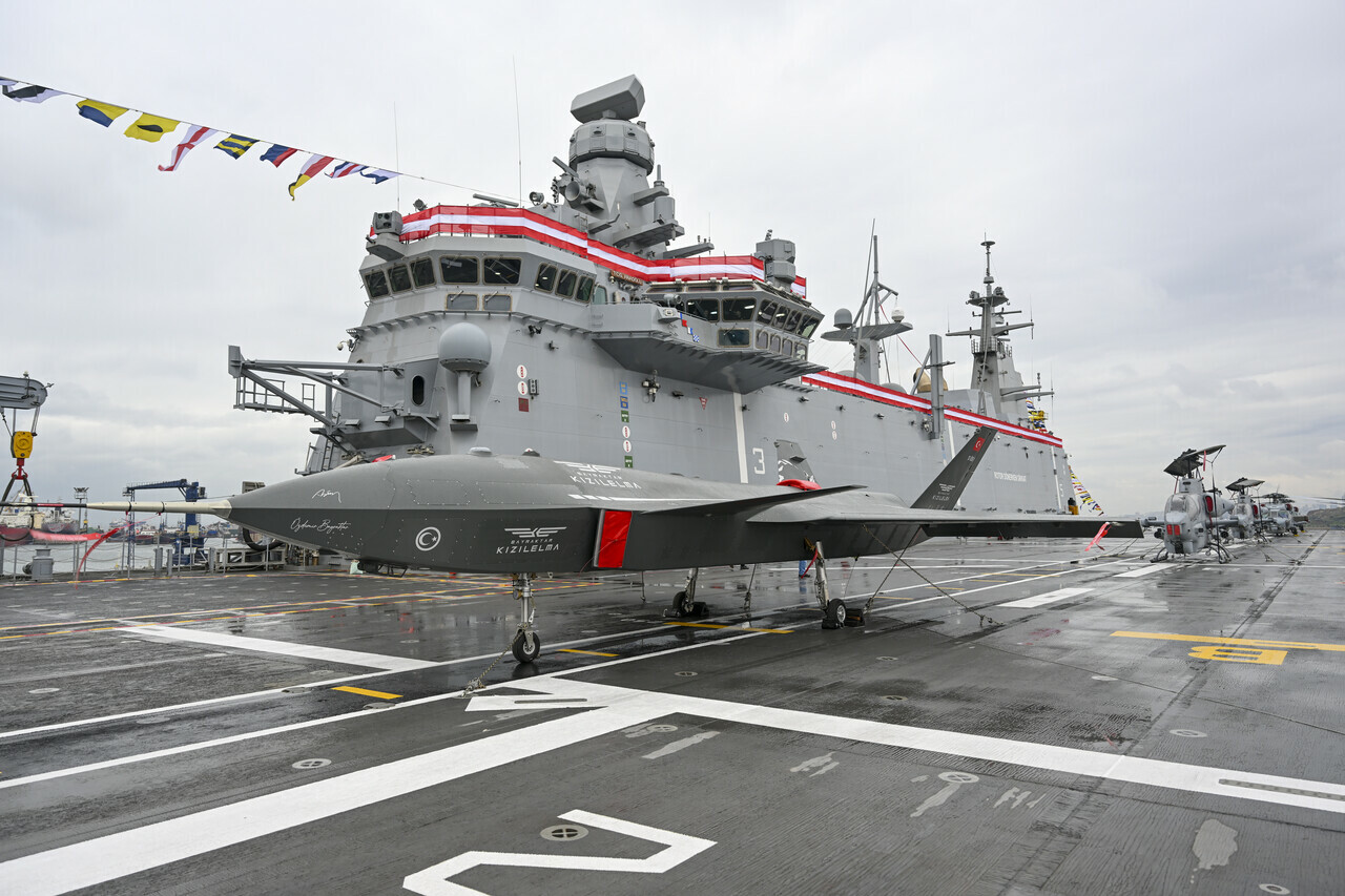 3 denizde yeni koruyucumuz: TCG Anadolu Gemisi 3 denizde yeni koruyucumuz: TCG Anadolu Gemisi