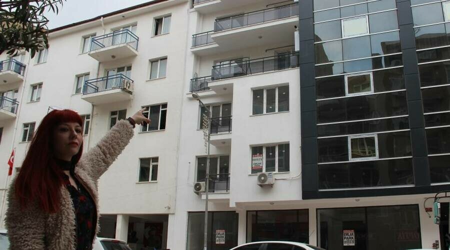 Bir yıllık kirasını ödedikleri eve giremiyorlar