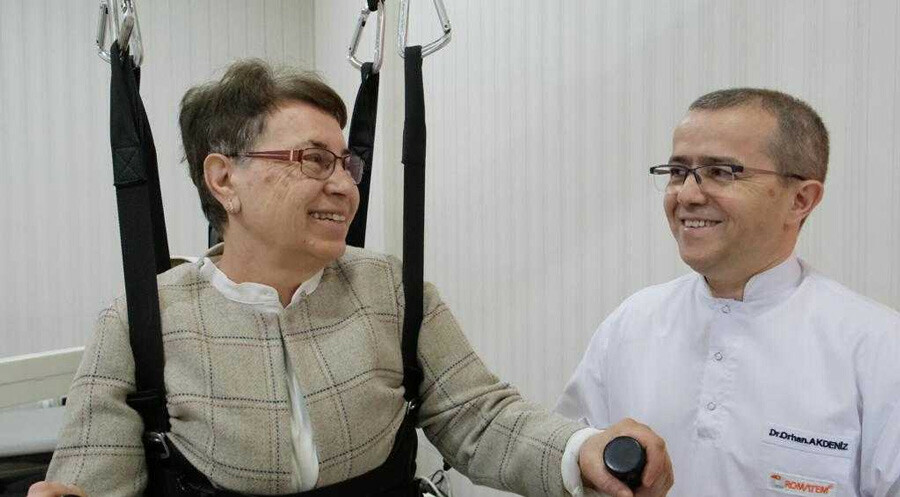 Parkinsona robotla meydan okuyor… Gülayfer Öğretmen 12 yıldır bu hastalıkla savaşıyor Parkinsona robotla meydan okuyor… Gülayfer Öğretmen 12 yıldır bu hastalıkla savaşıyor