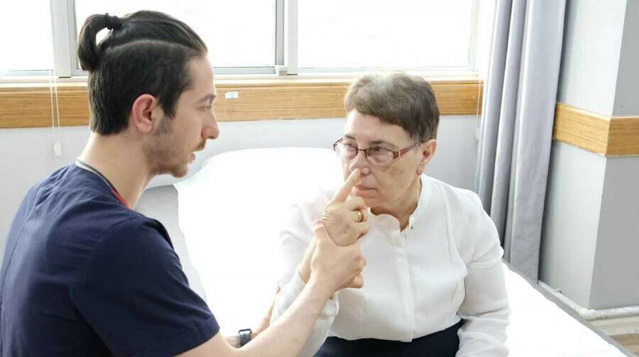 Parkinsona robotla meydan okuyor… Gülayfer Öğretmen 12 yıldır bu hastalıkla savaşıyor Parkinsona robotla meydan okuyor… Gülayfer Öğretmen 12 yıldır bu hastalıkla savaşıyor