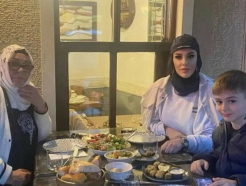 Ailece iftar… Tuğçe Tayfur, annesi Necla Nazır ve oğluyla poz verdi Ailece iftar… Tuğçe Tayfur, annesi Necla Nazır ve oğluyla poz verdi