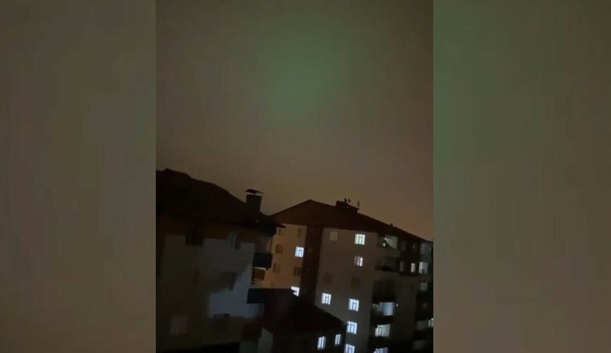Bitlis'te gökyüzünde ilginç görüntüler! Havaya bakan şoke oldu, yeşil görüntülere kimse anlam veremedi