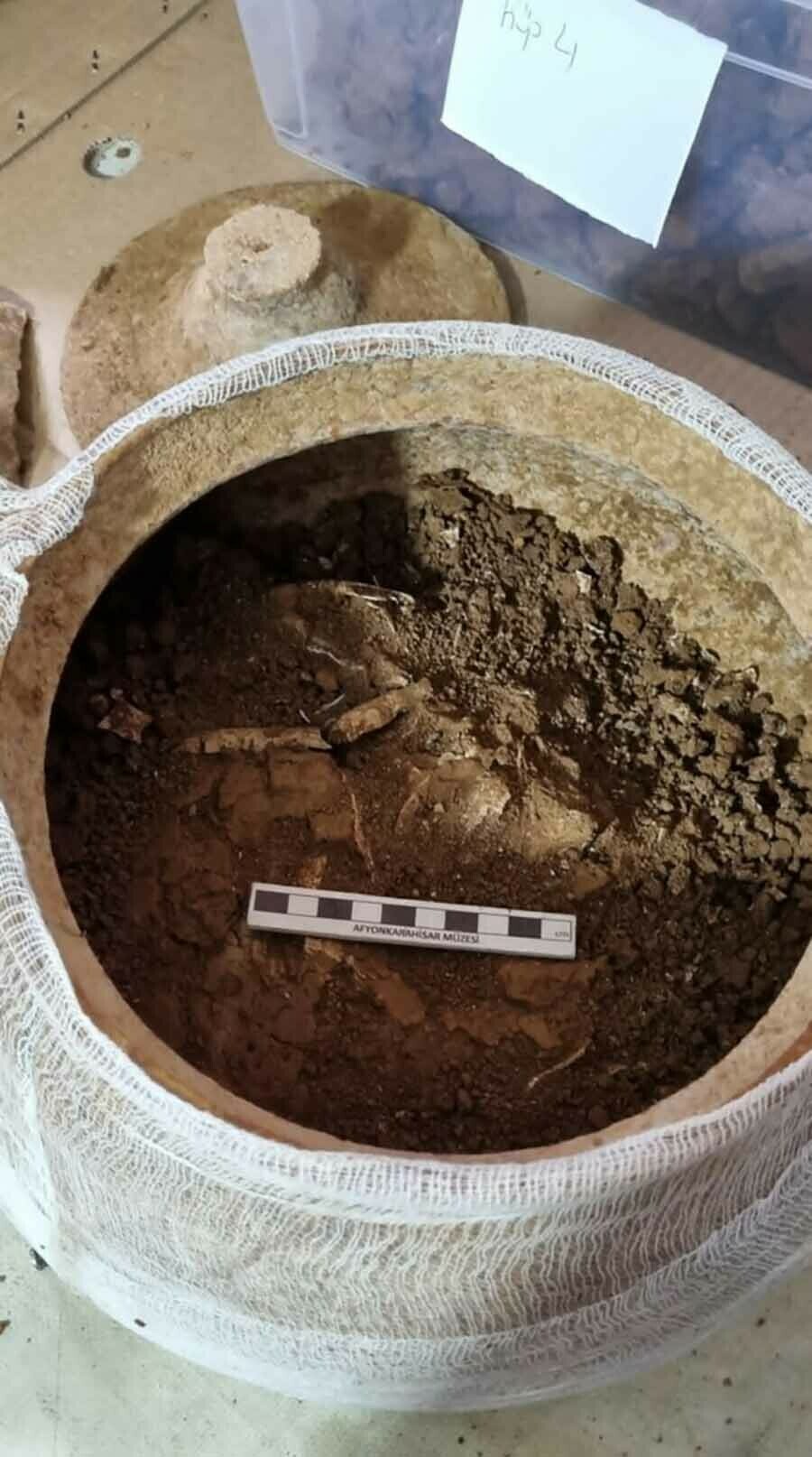 Afyonkarahisar'da bulunan küplerin içinden insan kemikleri çıktı!