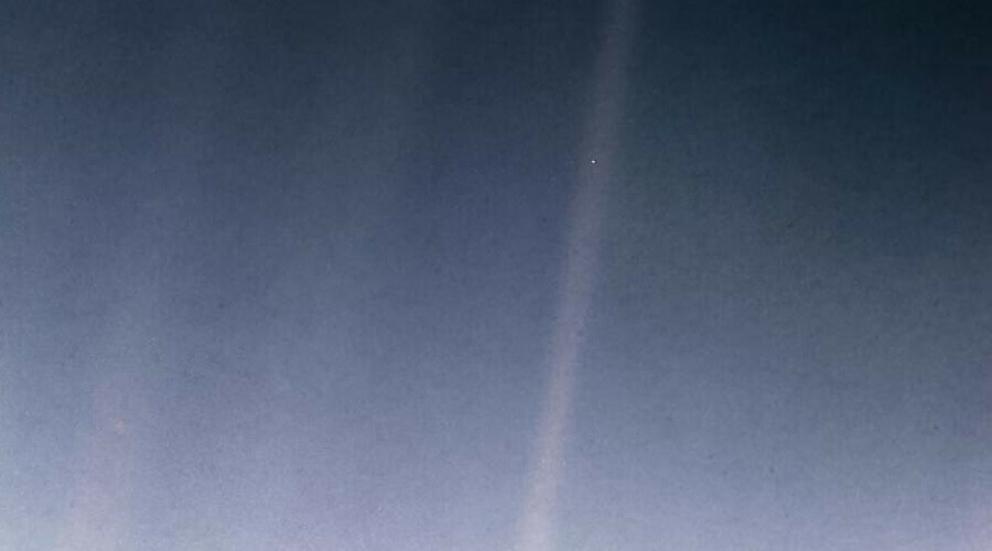 Dünya bu kareyi konuşuyor! Göreve geldiği ilk gün Carl Sagan'ın kitabına el basarak yemin etti Dünya bu kareyi konuşuyor! Göreve geldiği ilk gün Carl Sagan'ın kitabına el basarak yemin etti