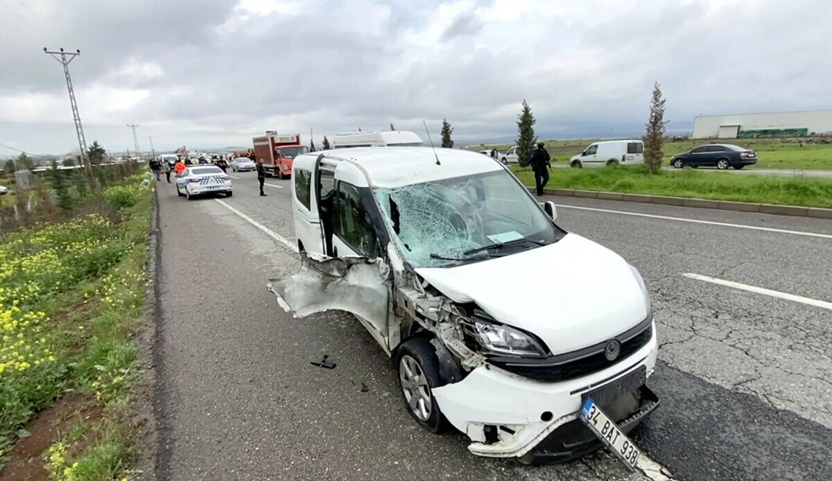 Diyarbakır’da araç yol çalışması yapan işçilerin arasına daldı: 3 ölü, 1 ölü