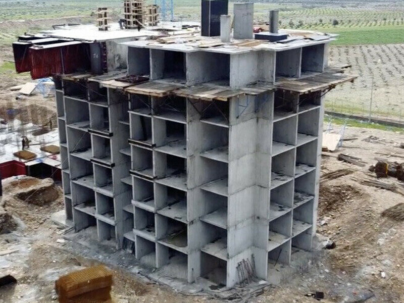 Gaziantep İslahiye’de 40 gün sonra deprem konutlarının ilk bloğu yükseldi