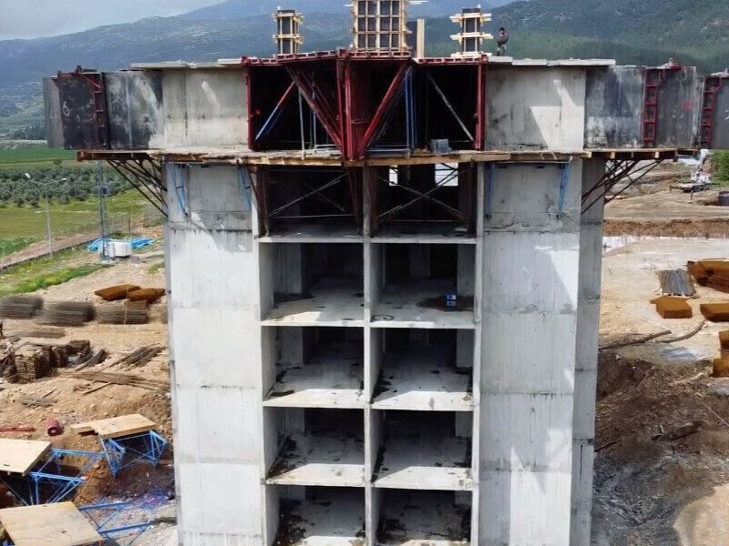 Gaziantep İslahiye’de 40 gün sonra deprem konutlarının ilk bloğu yükseldi