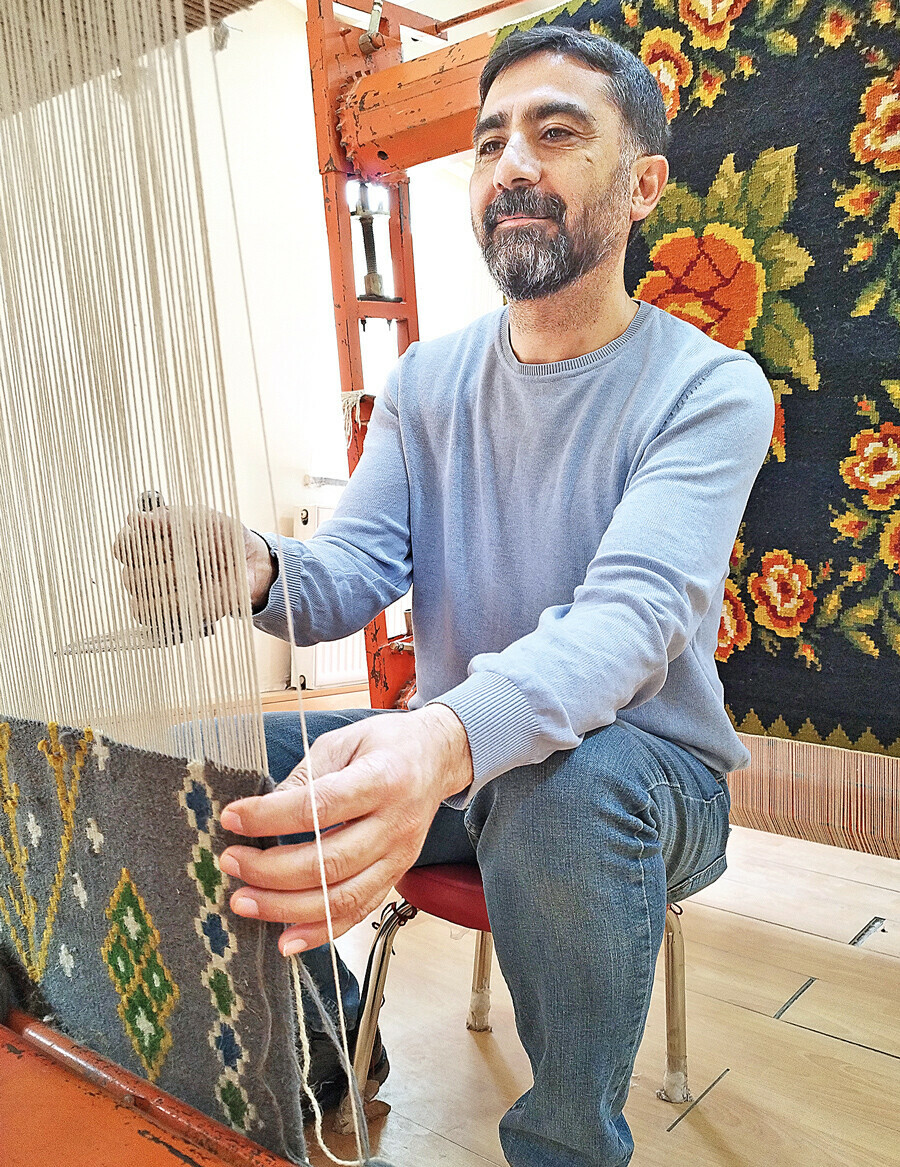 Afetzede sanatçı ‘Gönül’den dokudu