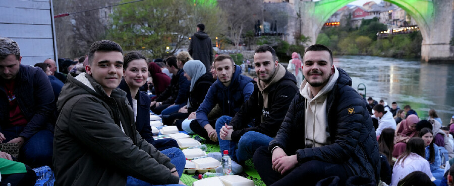 Bosna'nın tarihi Mostar Köprüsü altında iftar yemeği düzenlendi Bosna'nın tarihi Mostar Köprüsü altında iftar yemeği düzenlendi