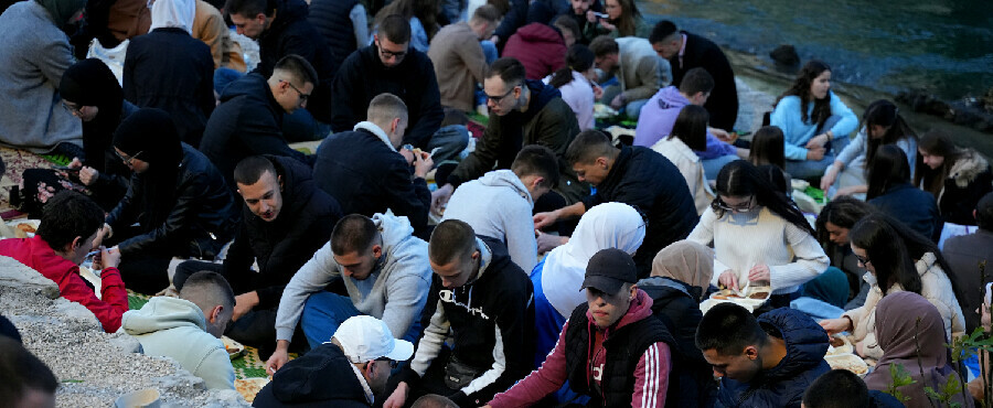 Bosna'nın tarihi Mostar Köprüsü altında iftar yemeği düzenlendi Bosna'nın tarihi Mostar Köprüsü altında iftar yemeği düzenlendi
