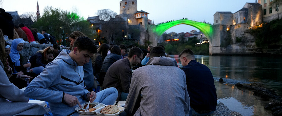 Bosna'nın tarihi Mostar Köprüsü altında iftar yemeği düzenlendi Bosna'nın tarihi Mostar Köprüsü altında iftar yemeği düzenlendi