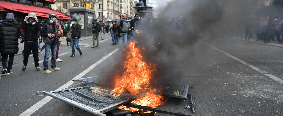 Fransa'da göstericiler emeklilik reformuna karşı yeniden sokaklarda