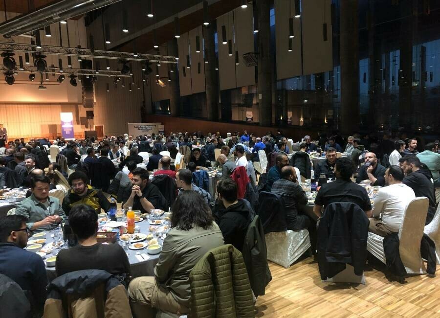 Gazeteciler iftarda depremzedeleri unutmadı Gazeteciler iftarda depremzedeleri unutmadı