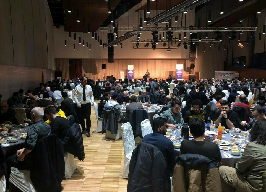 Gazeteciler iftarda depremzedeleri unutmadı Gazeteciler iftarda depremzedeleri unutmadı