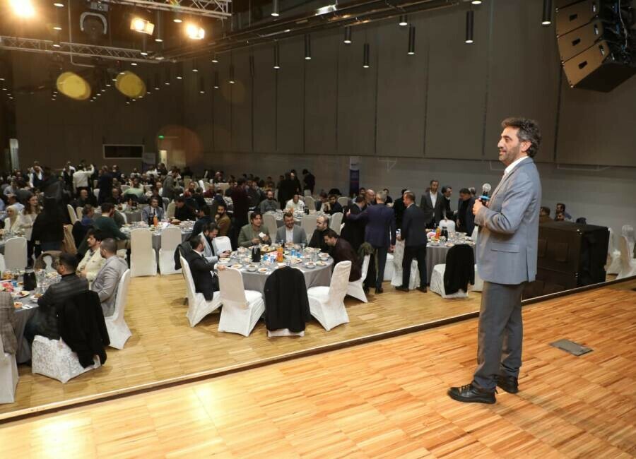 Gazeteciler iftarda depremzedeleri unutmadı Gazeteciler iftarda depremzedeleri unutmadı