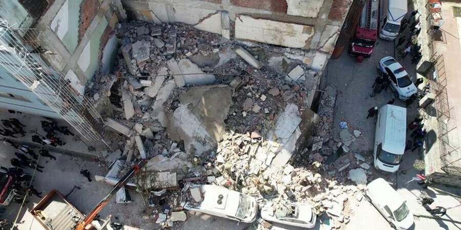 Son dakika... Güngören'de metruk bina çöktü, araçlar altında kaldı Son dakika... Güngören'de metruk bina çöktü, araçlar altında kaldı