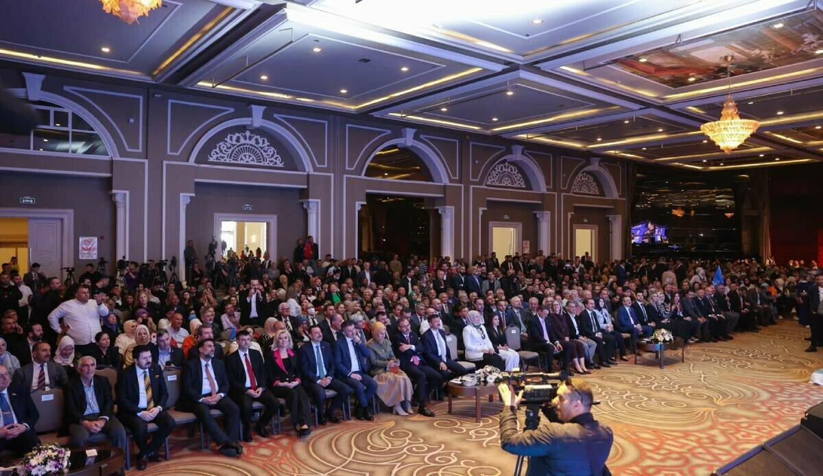 AK Parti'nin İzmir milletvekili adayları tanıtıldı "Ayrımsız herkese dokunacağız" AK Parti'nin İzmir milletvekili adayları tanıtıldı "Ayrımsız herkese dokunacağız"
