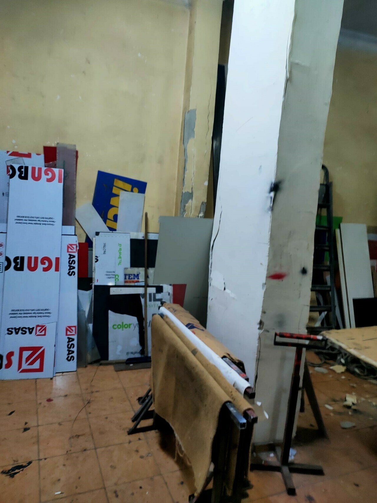 İstanbul'da korkutan anlar: 6 katlı binanın kolonları patladı