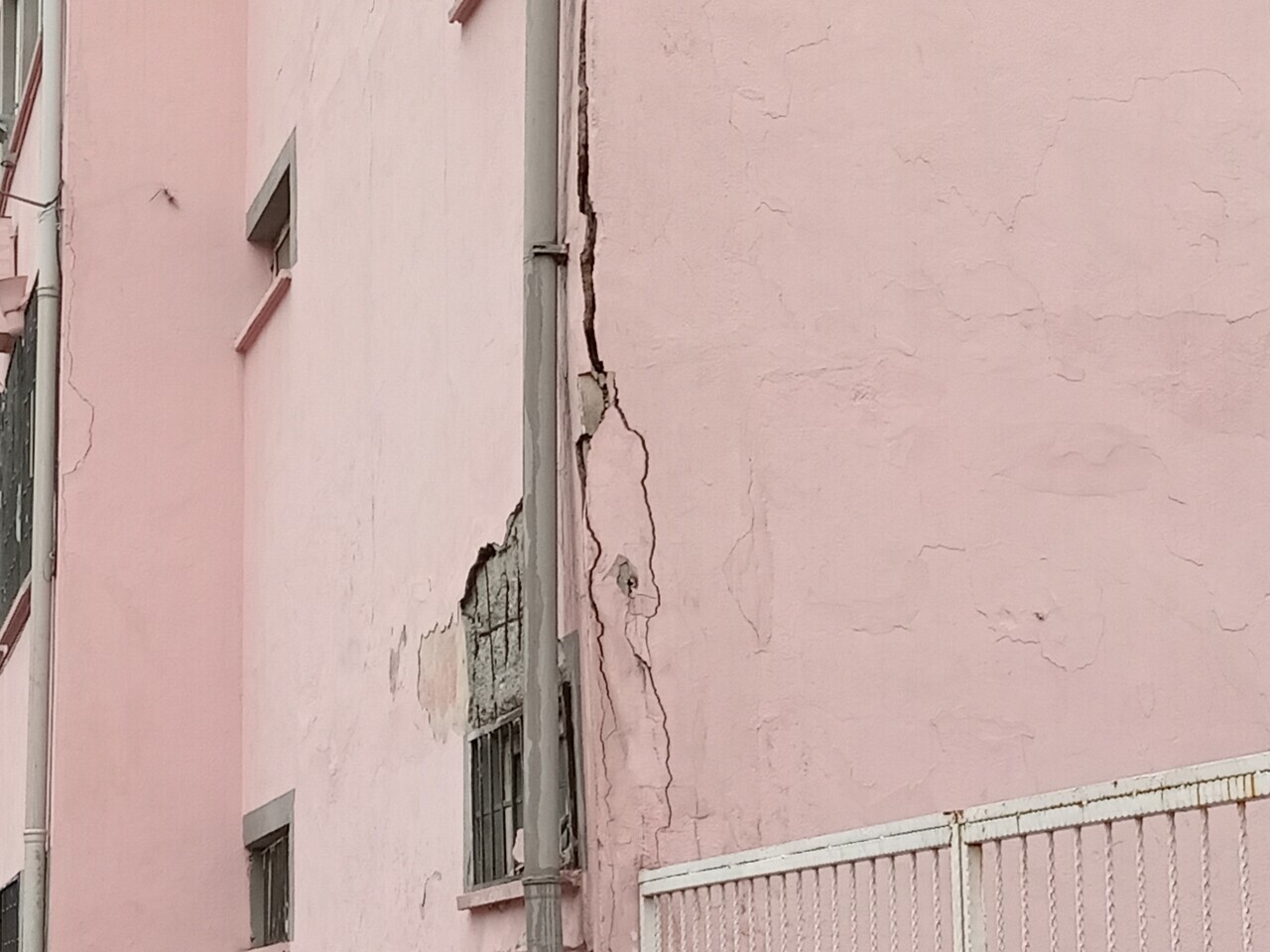 İstanbul'da korkutan anlar: 6 katlı binanın kolonları patladı