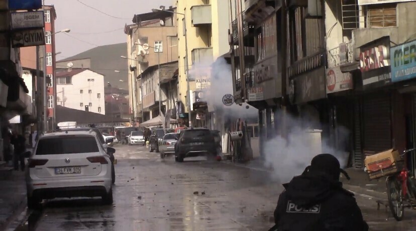 Hakkari’de Yeşil Sol Parti'nin açılışında polisle çatışan PKK yandaşlarına operasyon Hakkari’de Yeşil Sol Parti'nin açılışında polisle çatışan PKK yandaşlarına operasyon