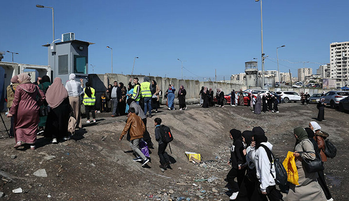 Batı Şeria'daki Filistinlilerin Kudüs'e geçişine İsrail engeli: Ramazan ayının son cuması da zulüm devam etti Batı Şeria'daki Filistinlilerin Kudüs'e geçişine İsrail engeli: Ramazan ayının son cuması da zulüm devam etti
