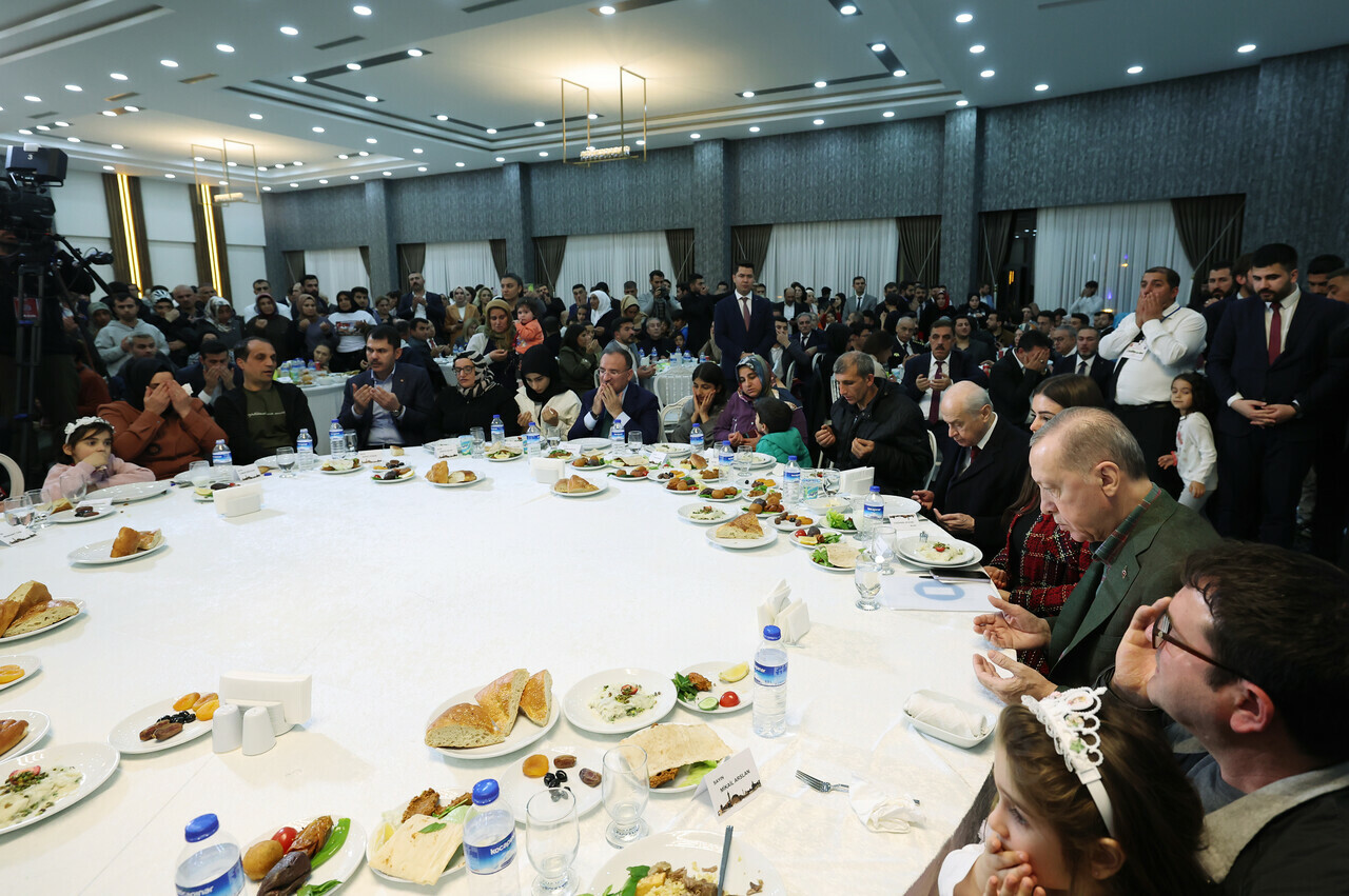 Erdoğan'dan muhalefete 'deprem siyaseti' tepkisi: Geldiler, konuştular, poz verdiler Erdoğan'dan muhalefete 'deprem siyaseti' tepkisi: Geldiler, konuştular, poz verdiler