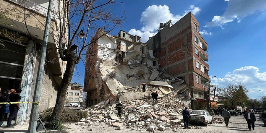 Son dakika... Kilis'te 5 katlı bir bina çöktü Son dakika... Kilis'te 5 katlı bir bina çöktü