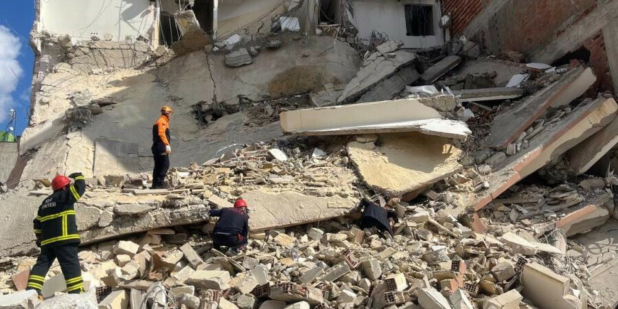 Son dakika... Kilis'te 5 katlı bir bina çöktü Son dakika... Kilis'te 5 katlı bir bina çöktü