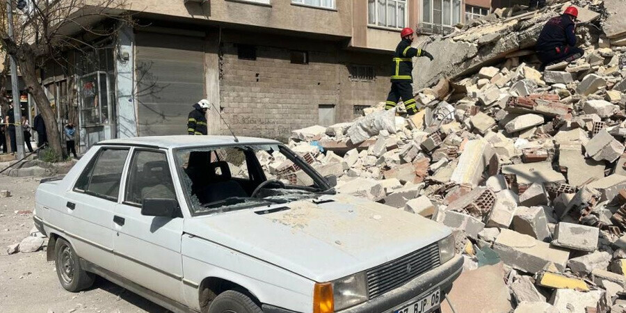 Son dakika... Kilis'te 5 katlı bir bina çöktü Son dakika... Kilis'te 5 katlı bir bina çöktü