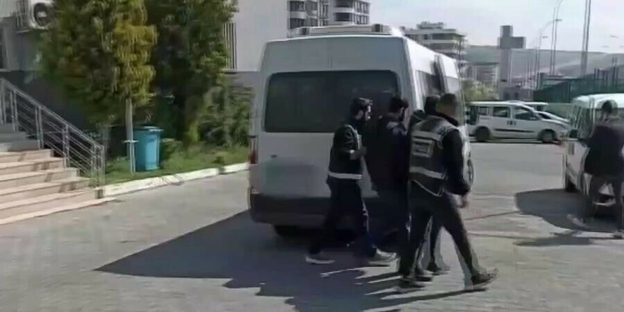 Şanlıurfa'da ağır hasarlı binada şoke eden hırsızlık: 2 zanlı tutuklandı Şanlıurfa'da ağır hasarlı binada şoke eden hırsızlık: 2 zanlı tutuklandı