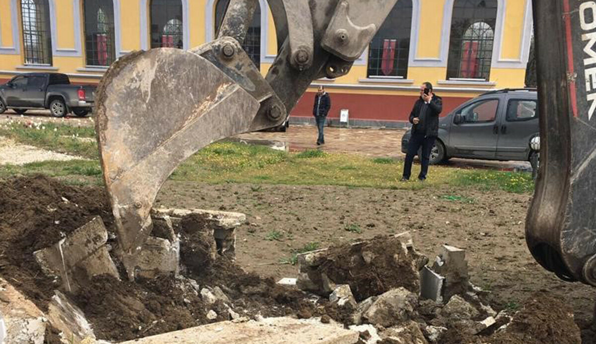 CHP'li belediyeden tepki çeken hareket: Evliya türbesini kepçeyle yıktılar CHP'li belediyeden tepki çeken hareket: Evliya türbesini kepçeyle yıktılar