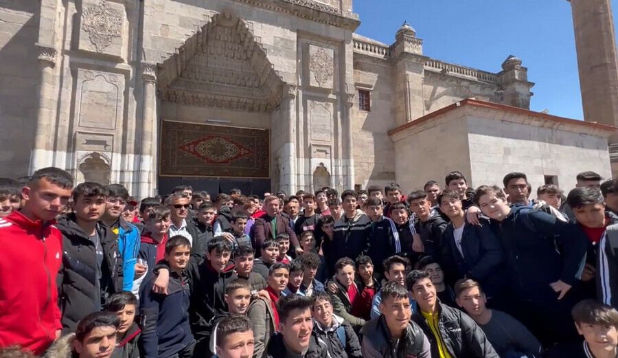 Amca küpeli gençlere inanmadı, onlar 1.500 kişiyle camiyi doldurdu Amca küpeli gençlere inanmadı, onlar 1.500 kişiyle camiyi doldurdu