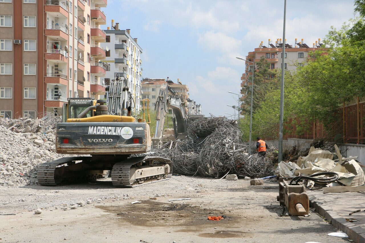 Diyarbakır’da bir kısmı çöken binanın yıkımı tamamlandı Diyarbakır’da bir kısmı çöken binanın yıkımı tamamlandı
