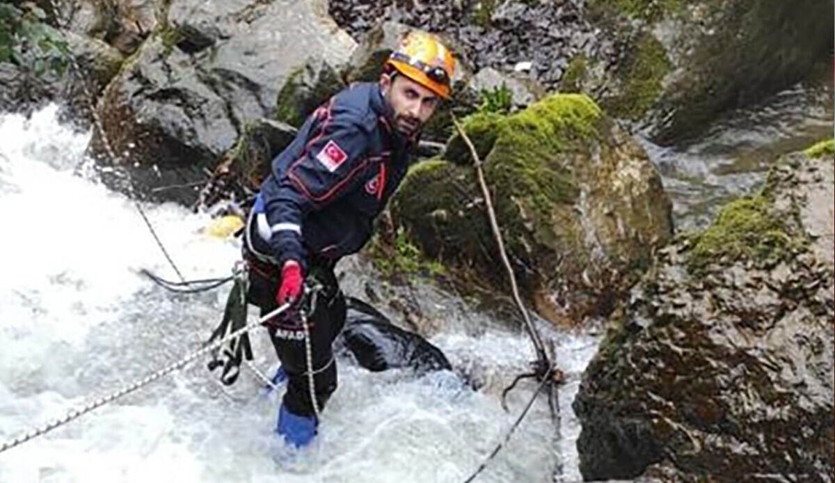 Günün en acı haberi Bursa'dan geldi! Kurtarmak istediği kızı ile birlikte can verdi Günün en acı haberi Bursa'dan geldi! Kurtarmak istediği kızı ile birlikte can verdi