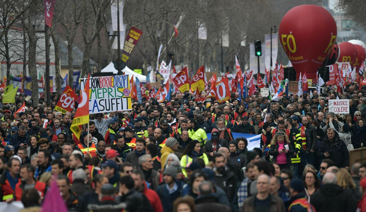 Fransa&#039;da tartışmalı emeklilik reformu yasalaştı