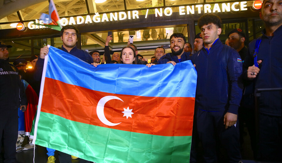 Azerbaycanlı halterciler Bakü'ye döndü, Ermeni yetkililerden hala özür gelmedi!
