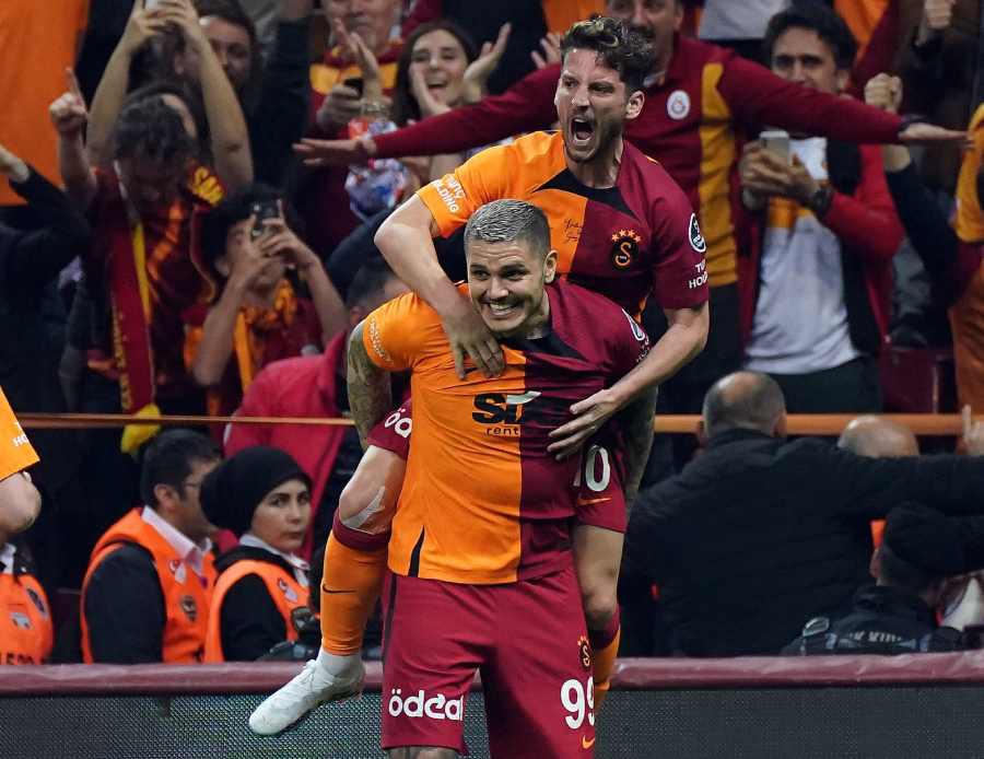 Galatasaray'da yeni sezon ayrılacak ilk isim belli oldu! Avrupa devi transferi bitirmek için İstanbul'a geliyor Galatasaray'da yeni sezon ayrılacak ilk isim belli oldu! Avrupa devi transferi bitirmek için İstanbul'a geliyor