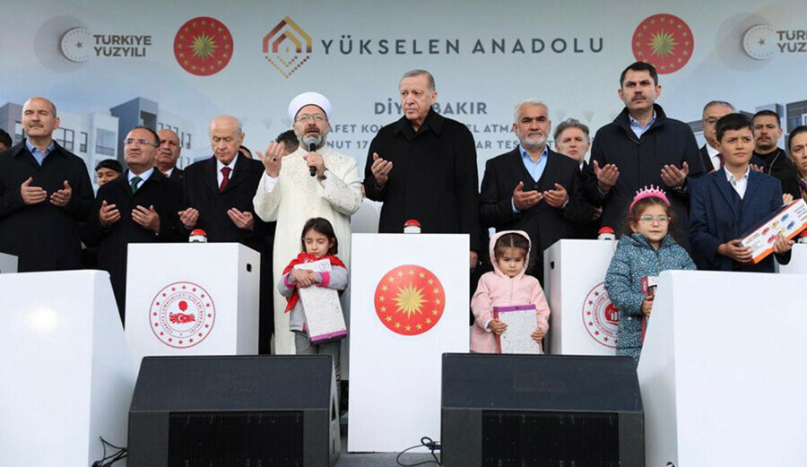Murat Kurum Diyarbakır'da konuştu: 21 yıldır eserlerin peşinden koştuk Murat Kurum Diyarbakır'da konuştu: 21 yıldır eserlerin peşinden koştuk