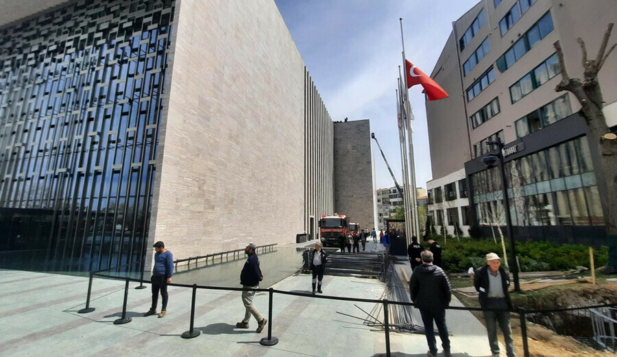 Taksim AKM'de korkutan yangın: Çok sayıda itfaiye aracı sevk edildi Taksim AKM'de korkutan yangın: Çok sayıda itfaiye aracı sevk edildi