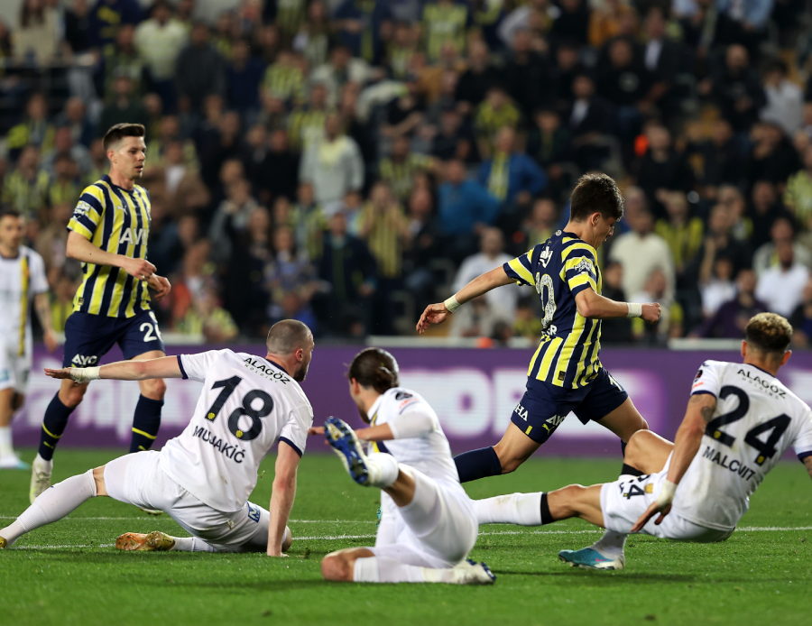 Fenerbahçe'ye verilen penaltı çileden çıkardı! Yayıncı kuruluş o pozisyonu yorumladı