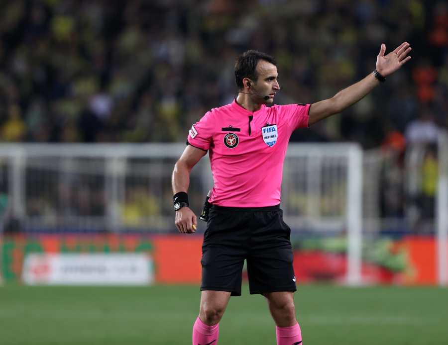 Fenerbahçe'ye verilen penaltı çileden çıkardı! Yayıncı kuruluş o pozisyonu yorumladı