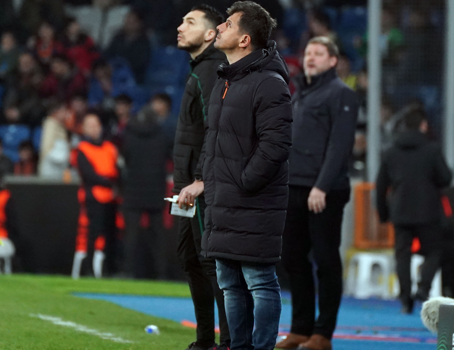 Emre Belözoğlu veda mı ediyor? Başakşehir'de kötü gidişat sonrası radikal karar Emre Belözoğlu veda mı ediyor? Başakşehir'de kötü gidişat sonrası radikal karar