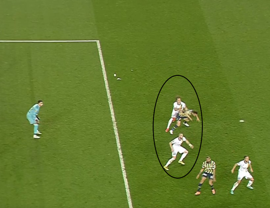 Fenerbahçe'ye verilen penaltı çileden çıkardı! Yayıncı kuruluş o pozisyonu yorumladı