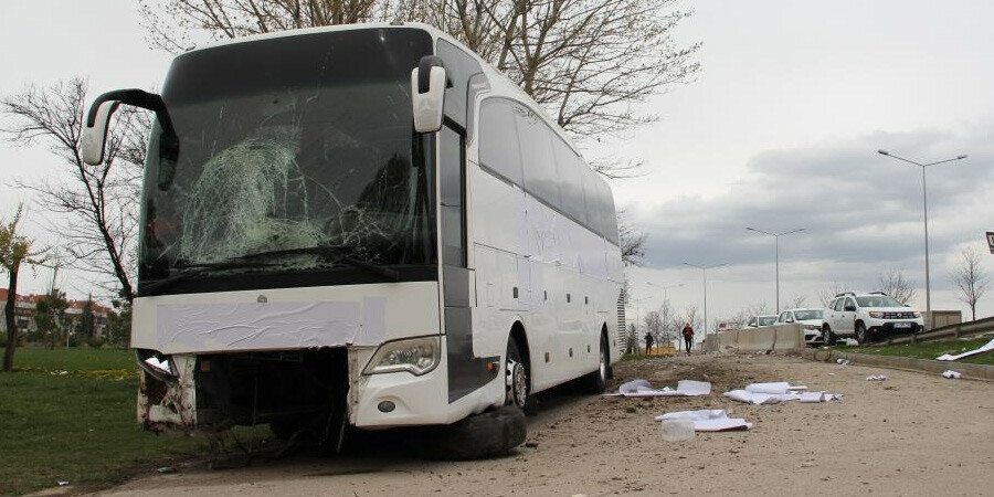 Eskişehir'de yolcu otobüsünün bariyere çarpması sonucu 17 kişi yaralandı Eskişehir'de yolcu otobüsünün bariyere çarpması sonucu 17 kişi yaralandı