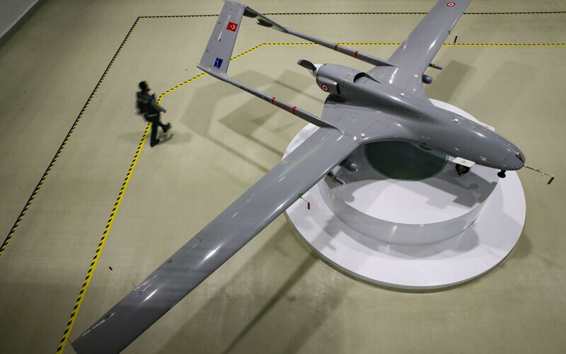 <p>İnsansız hava araçları özellikle Rusya – Ukrayna savaşıyla birlikte önemini tüm dünyaya gösterdi. Her iki ülke de envanterlerinde yer alan SİHA’lar (silahlı insansız hava araçları) sayesinde birliklerine üstünlük kazandırıyor. Özellikle Ukrayna, Türkiye’den satın aldığı <strong>Bayraktar TB2</strong> aracılığıyla çok sayıda Rus birliğini püskürttü ve önemli hedefleri başarıyla vurdu. </p>