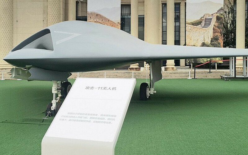 <h3><strong>HONG DU GJ-11 SHARP SWORD</strong></h3><p>> Şirket: Hongdu Aviation Industry Group</p><p>> Daha çok Çin Halk Kurtuluş Ordusu Hava Kuvvetleri kullanmakta</p><p>> İlk uçuş: 2013</p><p>> Menzil: 621 mph'de 2.485 mil</p><p>> Taşıma kapasitesi: Yok</p>