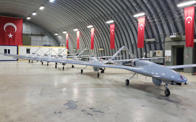 <p>Öte yandan, askeri drone saldırılarında yanlış hedeflerin vurulduğuna da çok defa şahit olduk. İHA’lar pilotları ve askerleri savaş alanının dışında tutsa da droneların kullanımı hala tartışılıyor. Çünkü bir grup ABD askeri, insansız hava aracıyla yanlışlıkla sivilleri öldürdü. Bureau of Investigative Journalism (Araştırmacı Gazetecilik Bürosu) ve Uluslararası Af Örgütü gibi gruplara göre,<strong> son yirmi yılda insansız hava araçları saldırılarında Afganistan, Pakistan, Somali ve Yemen'de yüzlerce hatta binlerce sivilin öldüğü tahmin ediliyor. </strong>Yine de gelecekte savaşların tamamen insansız araçlarla yapılacağı öngörülmekte. </p>