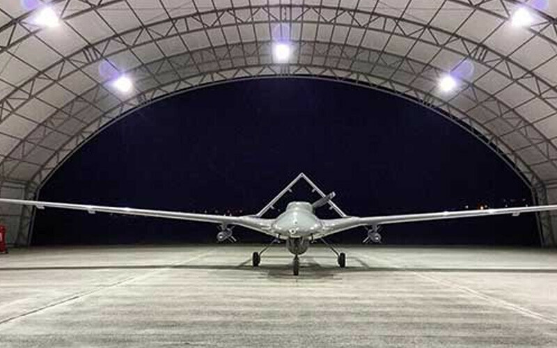 <h3><strong>İŞTE DÜNYANIN EN GÜÇLÜ SİHA'LARI</strong></h3><p>Peki, <strong>dünyanın en güçlü İHA’ları hangileri?</strong> En güçlü insansız hava araçları Türkiye’nin mi? Dünyanın en iyi askeri dronelarını belirlemek için bazı makalelere göz attık. 7/24 Wall St. ve AutoJournalism.com'un haberlerine göre, şu anda hizmette olan veya operasyonel olarak hazır olan İHA’ları listemize dahil ettik. Onlar arasında en güçlü olduğunu düşündüğümüz 10 insansız hava aracını sizin için derledik. Bu arada, ‘en güçlü İHA 1. sıradaki, en az güçlü olanı 10. sıradaki’ gibi bir sıralama yapmadık, aşağıdaki liste yalnızca alfabetik sıraya göre listelenmiştir. </p>