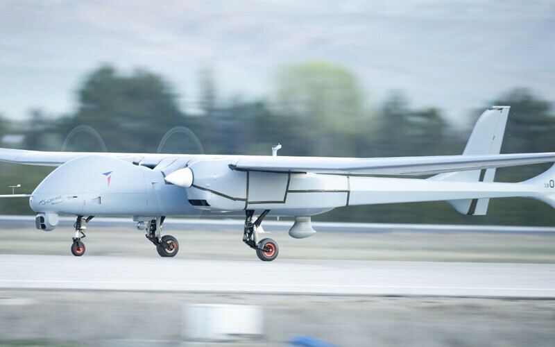 <h3><strong>TAI AKSUNGUR</strong></h3><p>> Şirket: Türk Havacılık ve Uzay Sanayii A.Ş.</p><p>> Daha çok Türk Silahlı Kuvvetleri tarafından kullanılıyor</p><p>> İlk uçuş: 2019</p><p>> Menzil: 160 mph'de 4.000 mil</p><p>> Taşıma kapasitesi: 1.653 lb</p>